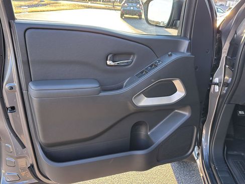 Used 2024 Nissan Frontier SV w/ SV Convenience Package image 16
