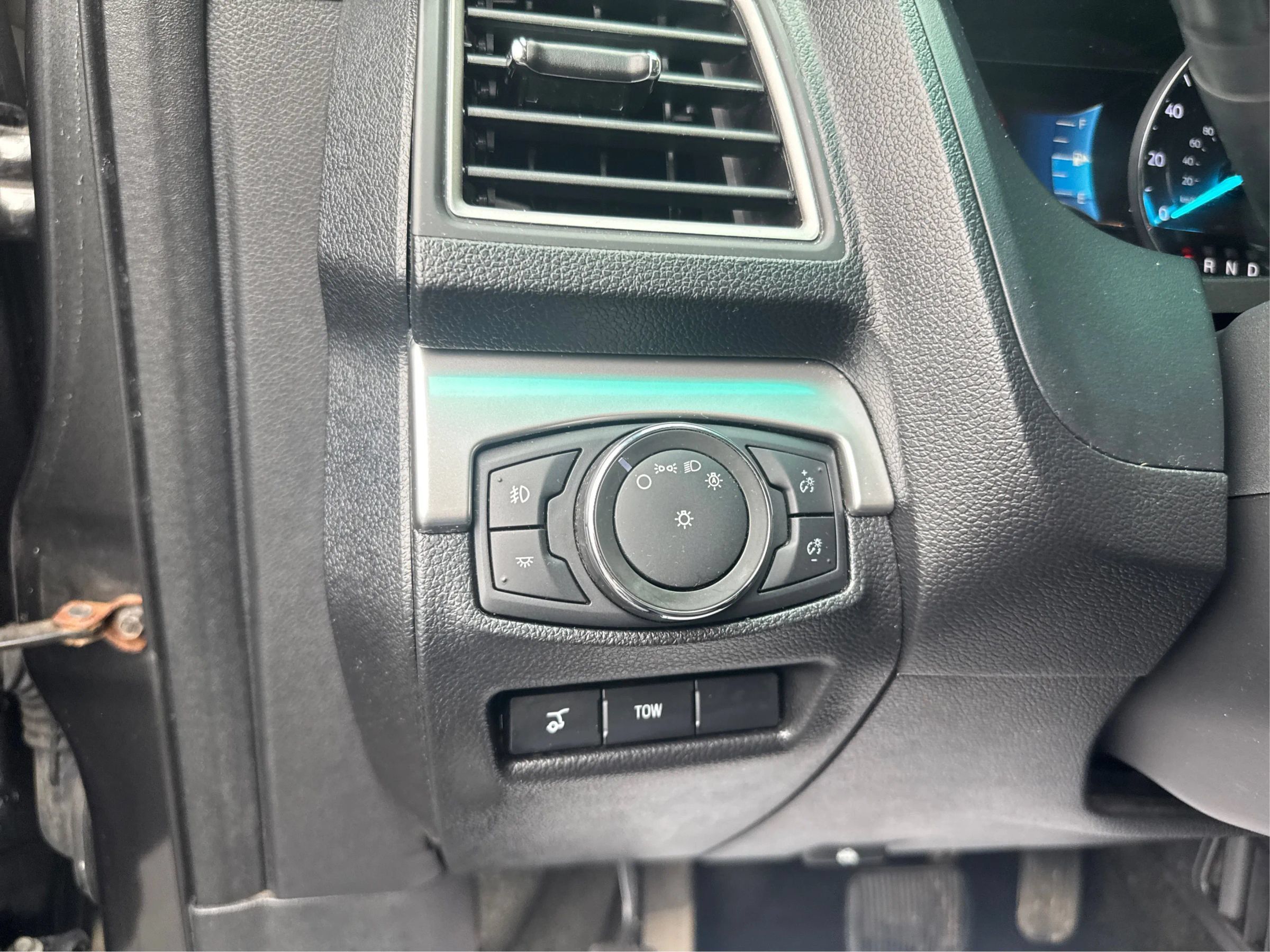 Used 2017 Ford Explorer XLT w/ Equipment Group 202A AWD/4WD image 22