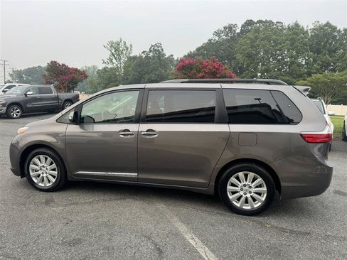 Used 2017 Toyota Sienna Limited AWD/4WD image 8