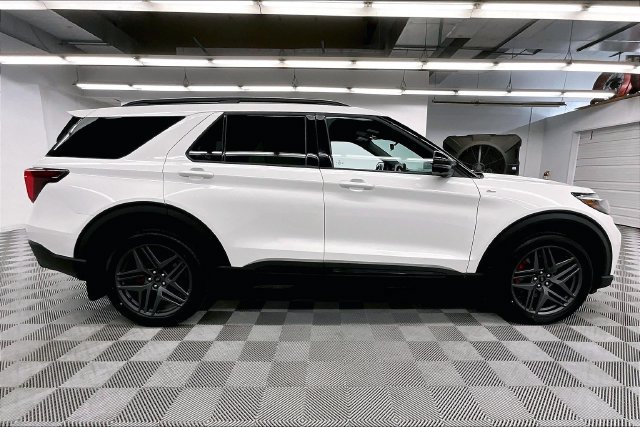 Used 2025 Ford Explorer ST-Line w/ ST-Line Street Pack AWD/4WD image 15
