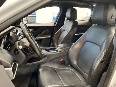 Used 2017 Jaguar F-PACE Premium image 11