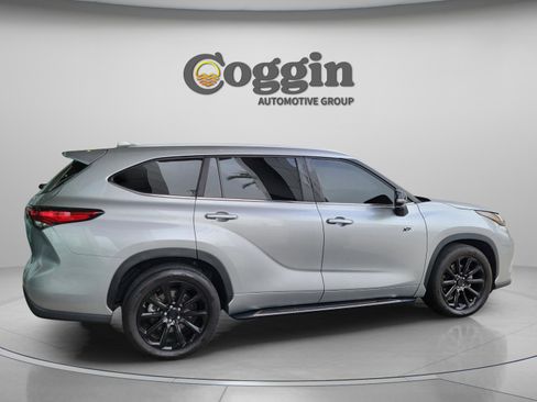 Certified 2023 Toyota Highlander XLE image 5