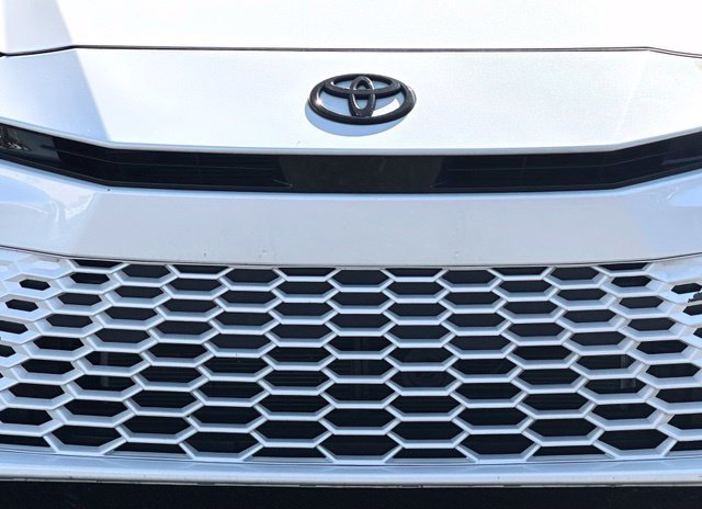 Used 2025 Toyota Camry XSE FWD image 4
