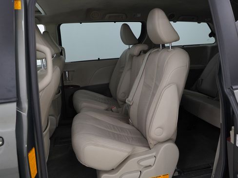 Used 2012 Toyota Sienna XLE image 14