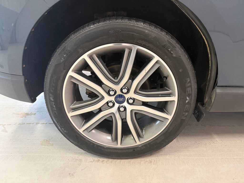 Used 2019 Ford Edge Titanium w/ Equipment Group 301A AWD/4WD image 38