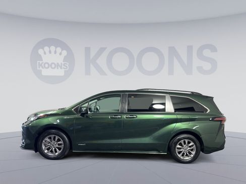 Used 2021 Toyota Sienna XLE image 2