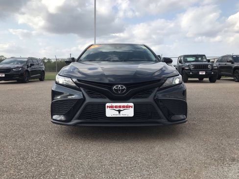 Used 2022 Toyota Camry SE image 2