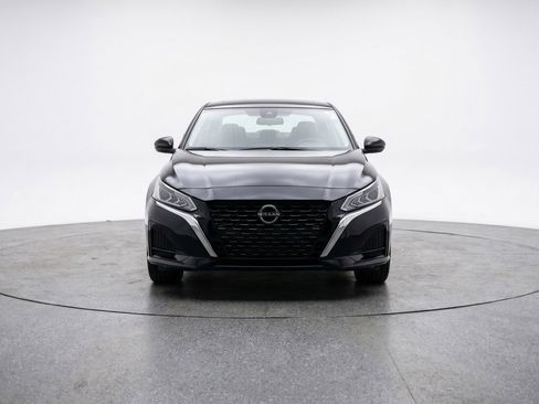 Used 2025 Nissan Altima 2.5 SV FWD image 2