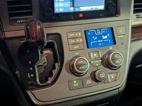 Used 2016 Toyota Sienna Limited image 12
