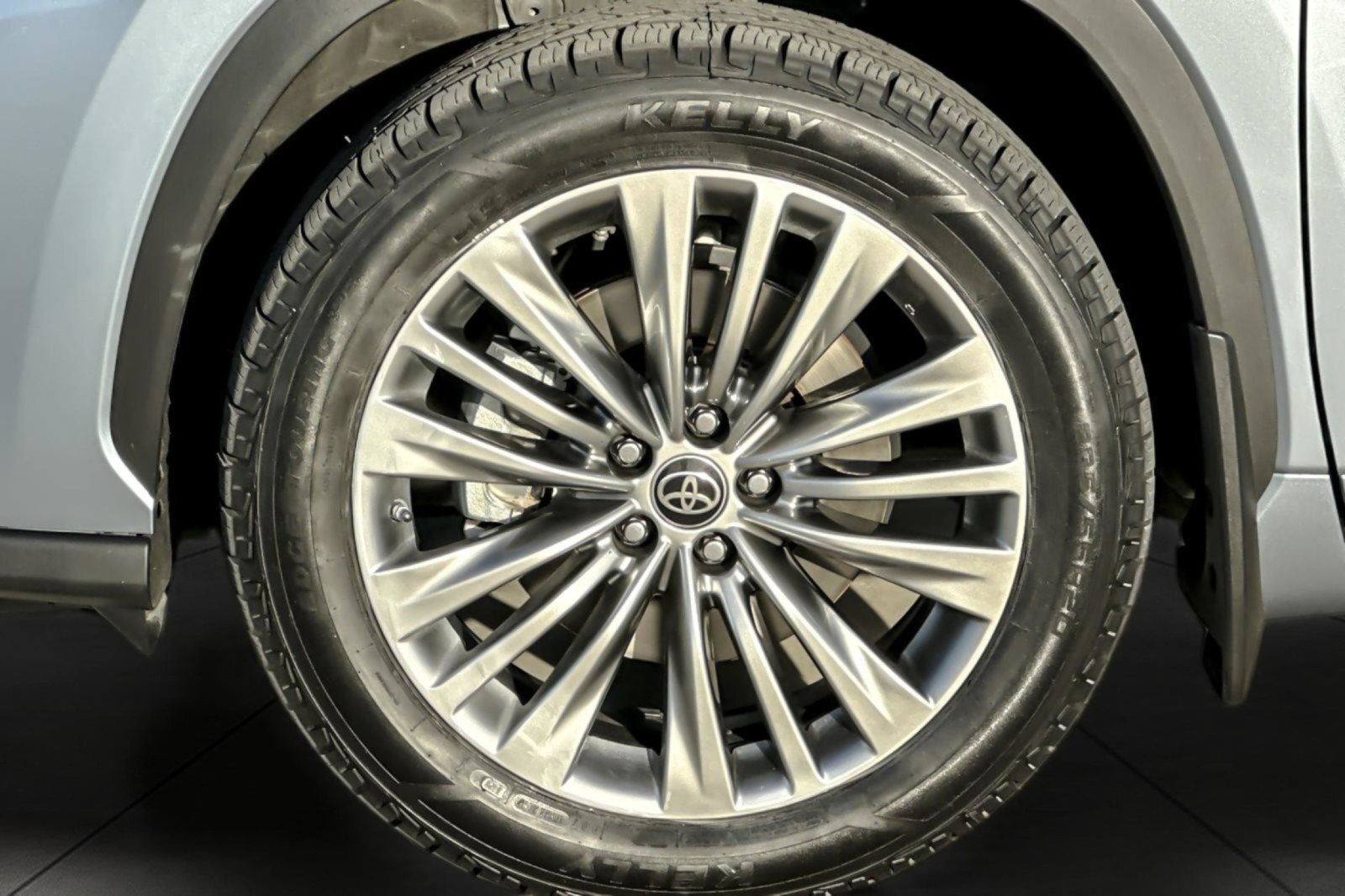 Certified 2022 Toyota Highlander Platinum FWD image 26
