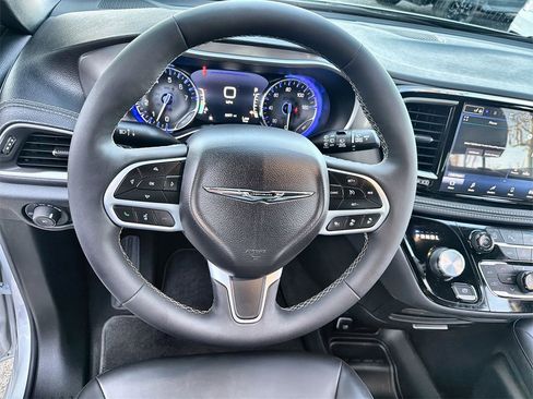 Used 2026 Chrysler Pacifica Select image 11