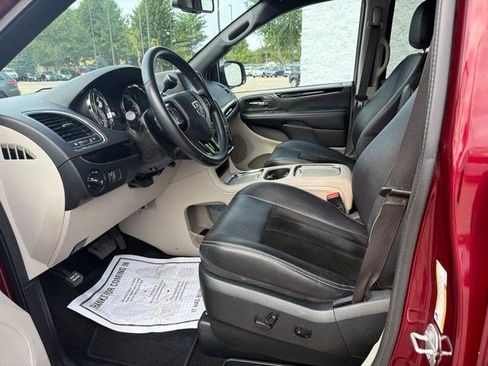 Used 2018 Dodge Grand Caravan SXT FWD image 13
