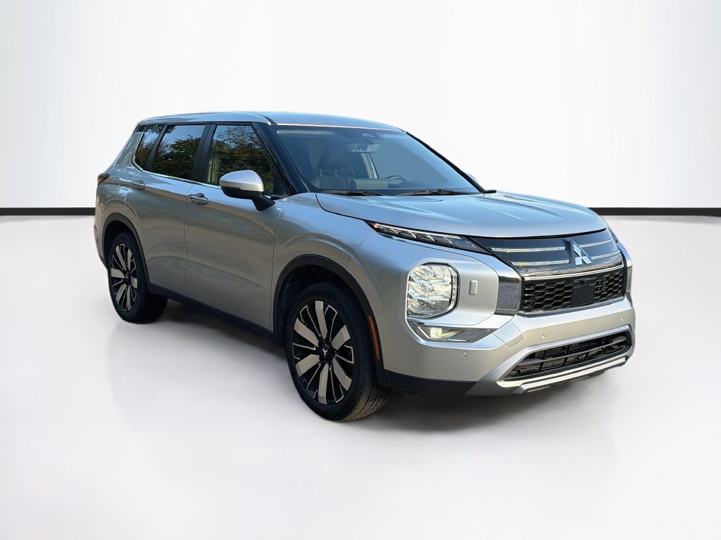 Used 2025 Mitsubishi Outlander SE AWD/4WD image 3