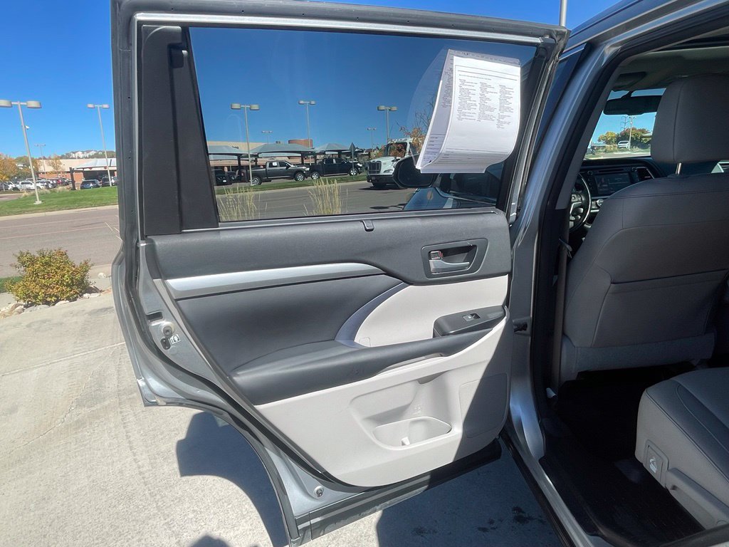 Used 2014 Toyota Highlander XLE AWD/4WD image 27