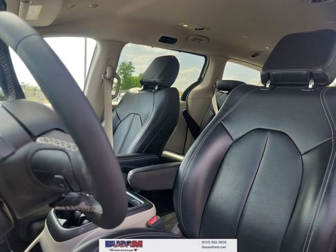 Used 2023 Chrysler Pacifica Touring-L FWD image 13