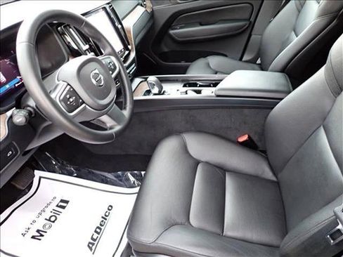 Used 2022 Volvo XC60 B5 Momentum image 13