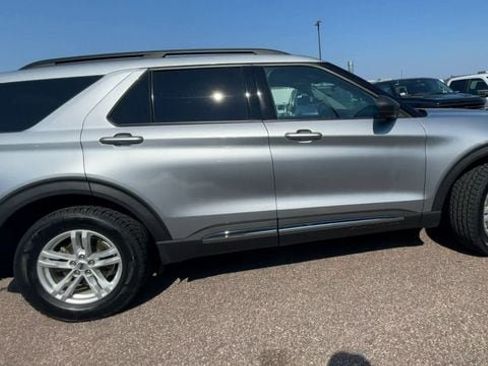 Used 2023 Ford Explorer XLT w/ Equipment Group 202A AWD/4WD image 9