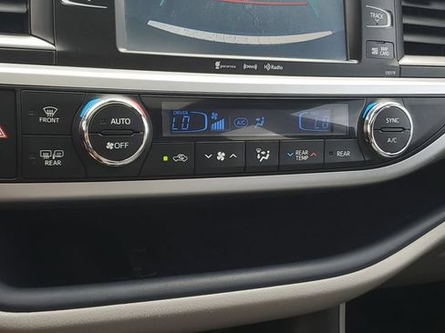 Used 2018 Toyota Highlander XLE w/ Protection Package #3 AWD/4WD image 28