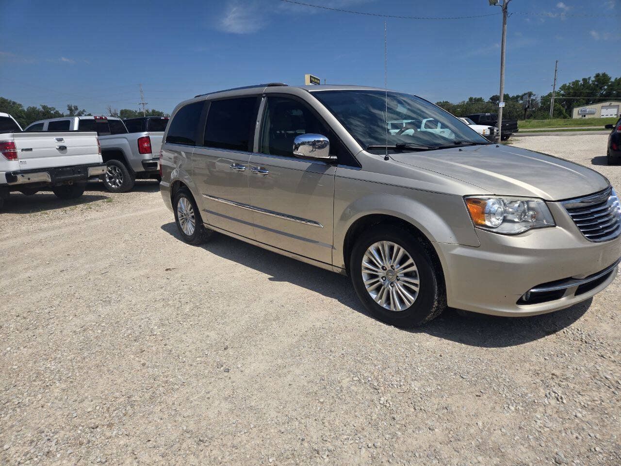Used 2015 Chrysler Town & Country Limited Platinum FWD image 1