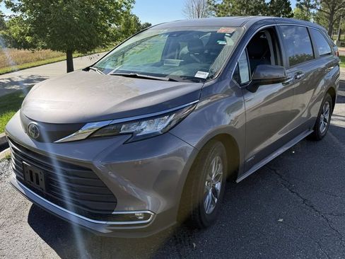 Used 2021 Toyota Sienna XLE AWD/4WD image 2