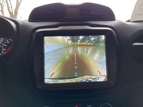 Used 2018 Jeep Renegade Altitude w/ UConnect 8.4 Nav Group FWD image 26