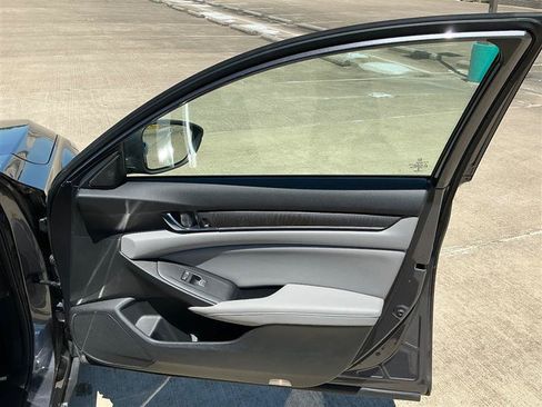 Used 2018 Honda Accord Touring image 29