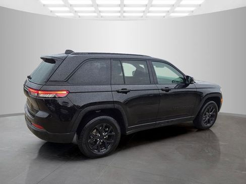 Used 2025 Jeep Grand Cherokee Altitude AWD/4WD image 9