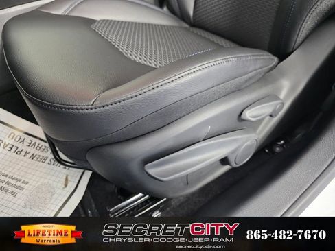 New 2026 Jeep Compass Latitude image 13