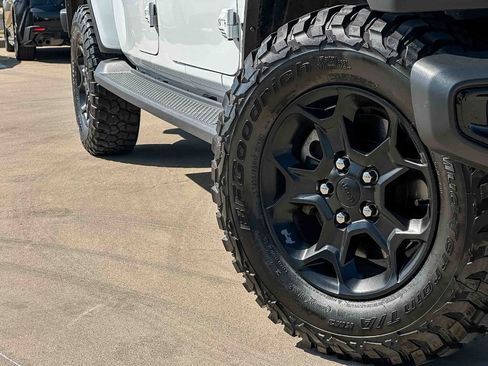 Used 2023 Jeep Gladiator Sport AWD/4WD image 9