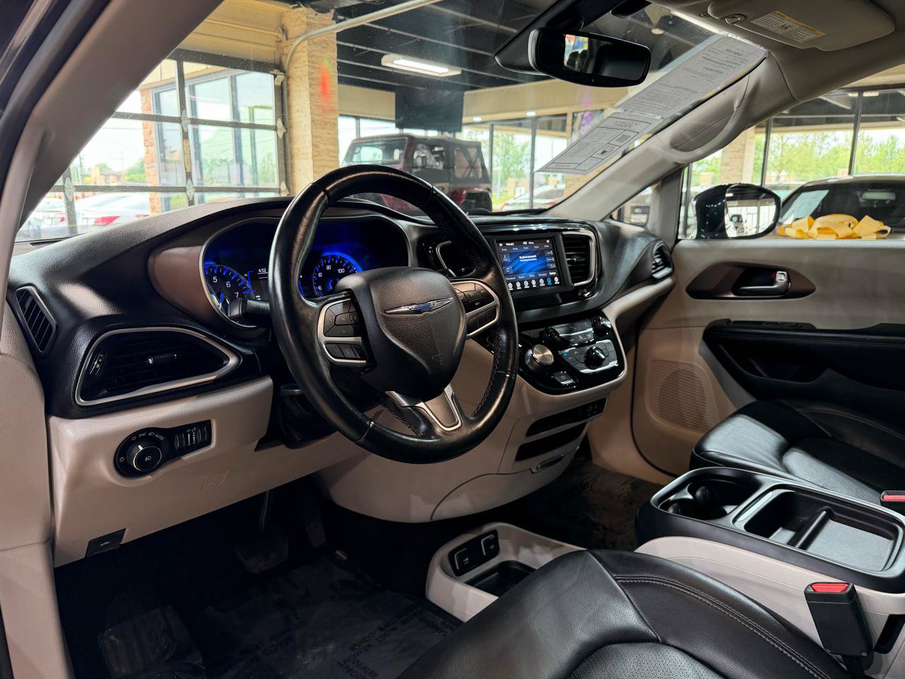 Used 2019 Chrysler Pacifica Touring-L FWD image 33