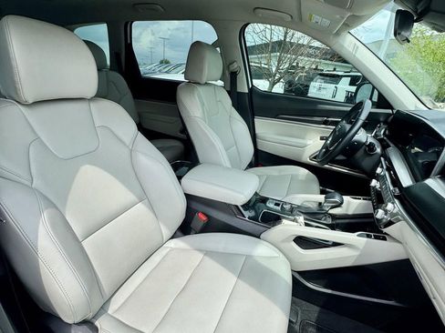 Used 2024 Kia Telluride S image 16