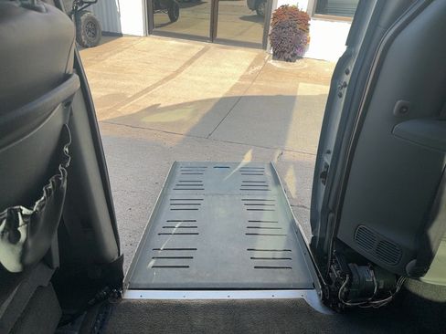 Used 2004 Chrysler Town & Country Touring w/ Leather Interior Group FWD image 20