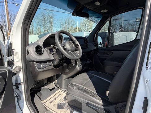 Used 2021 Mercedes-Benz Sprinter 2500 image 9