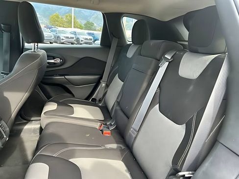 Used 2015 Jeep Cherokee Sport FWD image 19