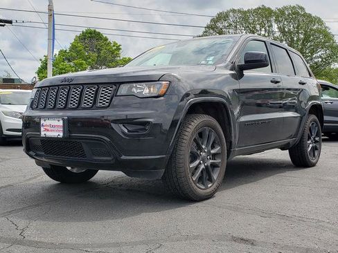 Used 2022 Jeep Grand Cherokee Laredo X AWD/4WD image 3