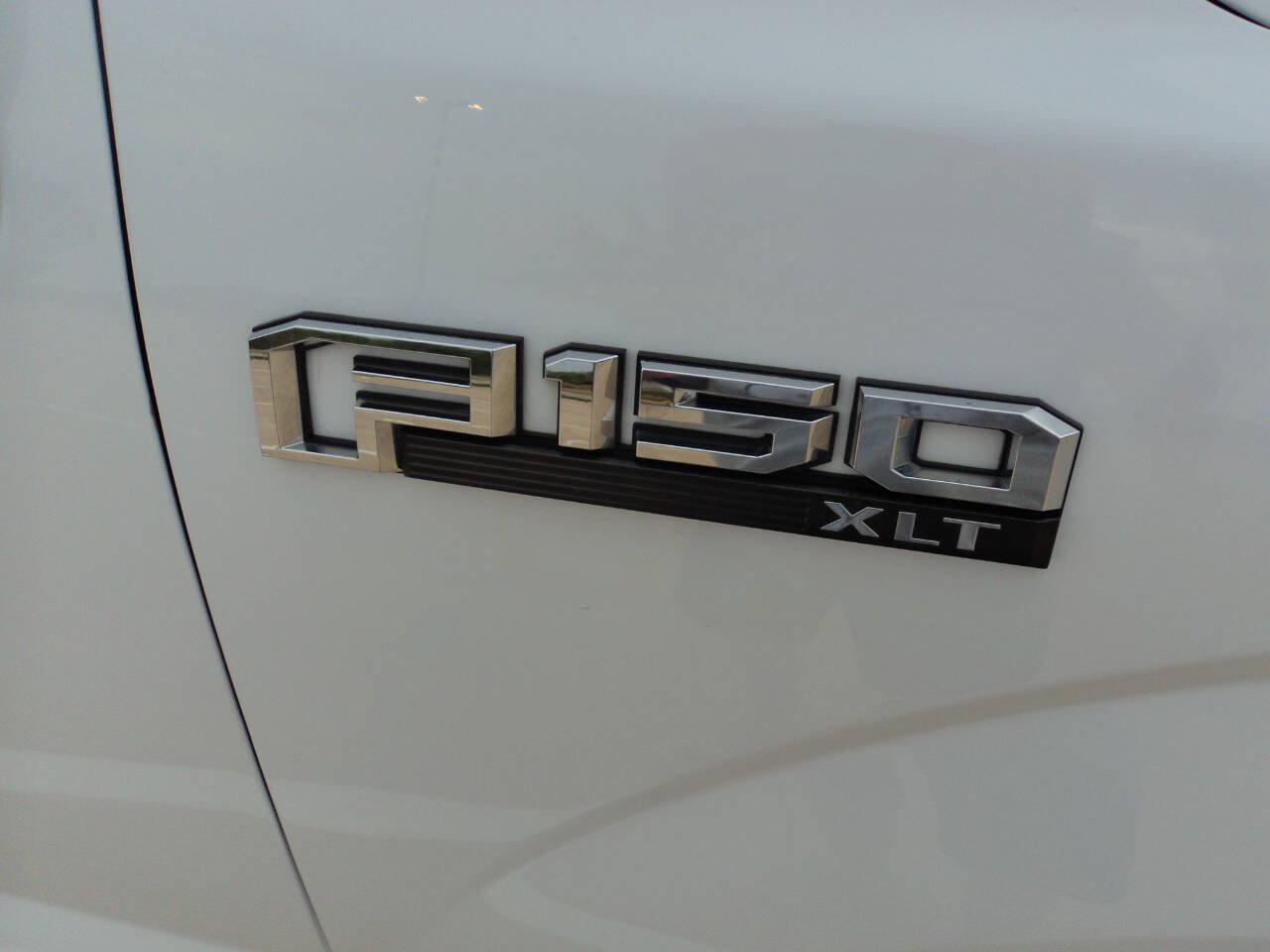 Used 2018 Ford F150 XLT w/ Equipment Group 302A Luxury AWD/4WD image 3