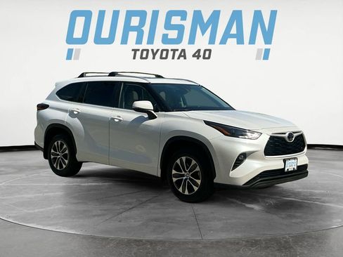 Used 2025 Toyota Highlander XLE image 1