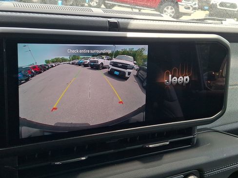 Used 2025 Jeep Wrangler Unlimited Sahara w/ Safety Group AWD/4WD image 17
