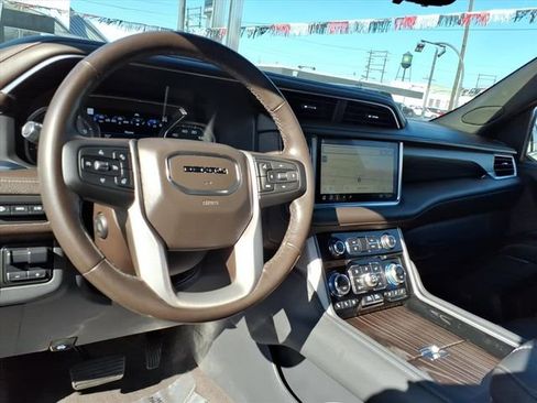 Used 2021 GMC Yukon Denali w/ Denali Premium Package image 9