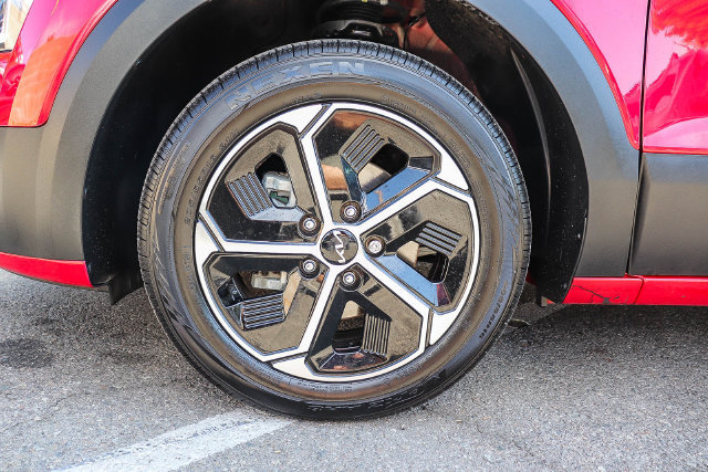 Certified 2025 Kia Niro EX FWD image 12