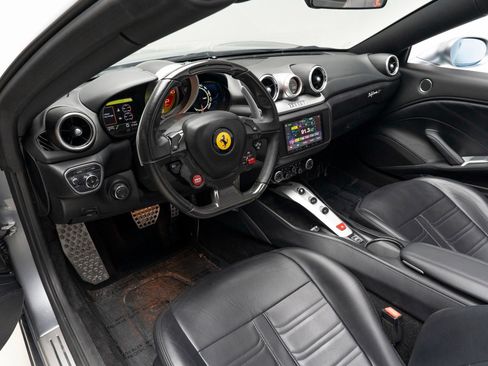 Used 2016 Ferrari California T RWD image 23