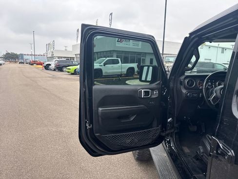 Used 2020 Jeep Gladiator Overland w/ Popular Equipment Package image 9