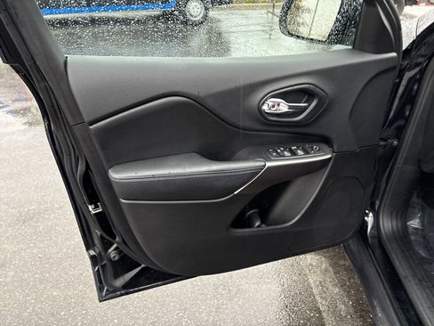 Used 2019 Jeep Cherokee Latitude w/ Popular Appearance Group image 15