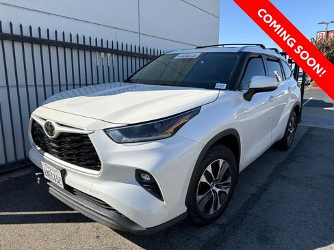 Used 2021 Toyota Highlander XLE FWD image 2