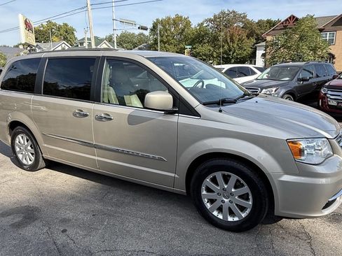 Used 2016 Chrysler Town & Country Touring w/ Driver Convenience Group image 7