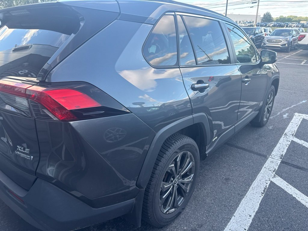Used 2022 Toyota RAV4 XLE Premium AWD/4WD image 5