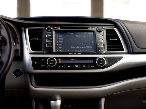 Used 2017 Toyota Highlander XLE AWD/4WD image 20