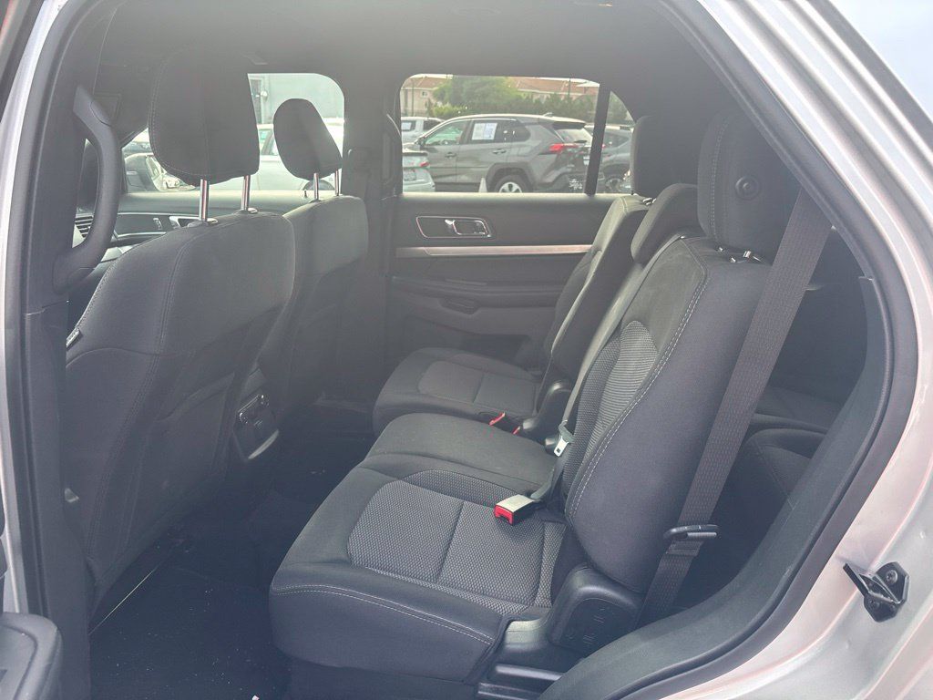 Used 2018 Ford Explorer XLT AWD/4WD image 11