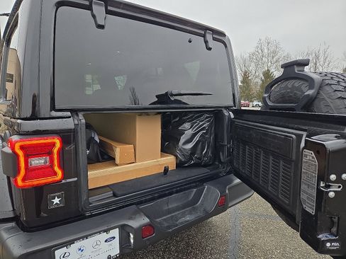 Used 2022 Jeep Wrangler Unlimited Sahara image 28