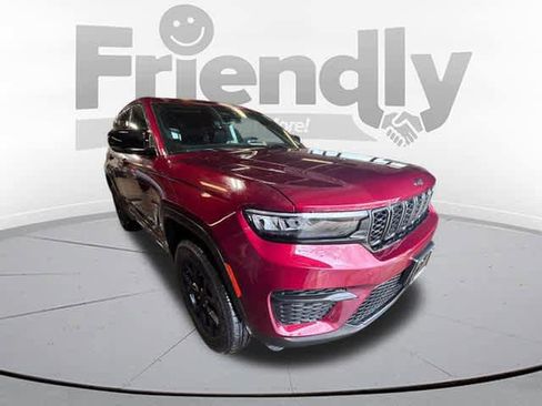 Used 2025 Jeep Grand Cherokee Altitude image 3